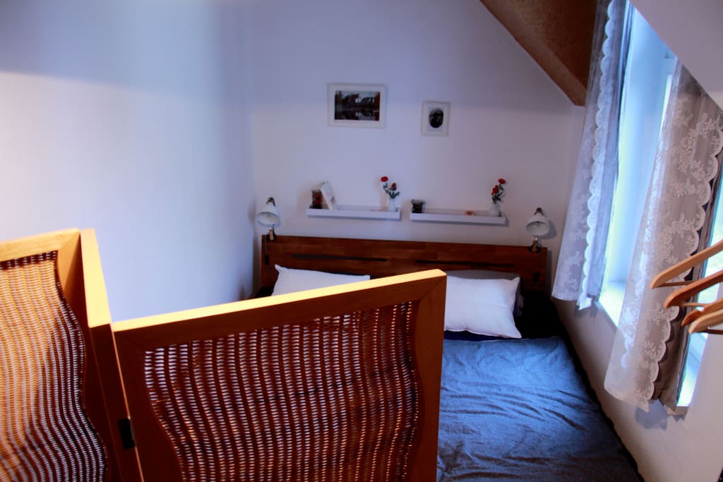 Schlafzimmer mit Paravent