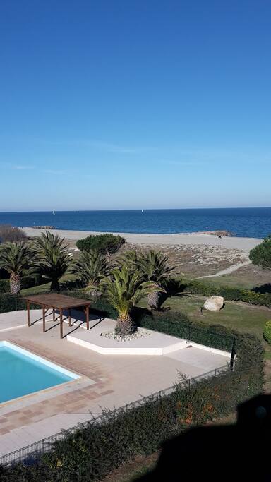 Piscine et chemin plage