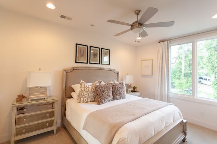 تحتوي غرفة النوم الرئيسية رقم1 على أسرّة عالية الجودة بمقاس كينج مع ستائر مخصصة لإظلام الغرف وتلفزيون ذكي كبير. 