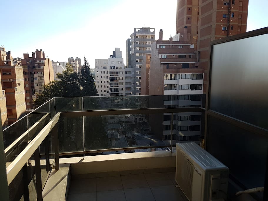 Balcon con dos sillones para disfrutar de la vista a la ciudad
