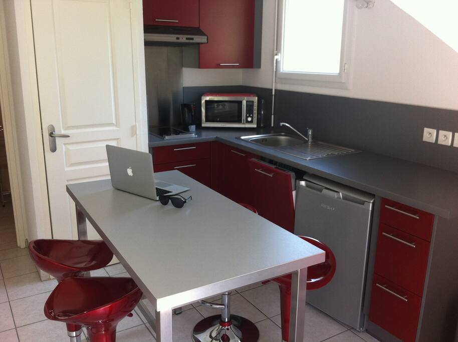 cuisine équipée avec frigo, lave vaisselle, micro onde, 2 plaques. Torchons, vaisselle ...