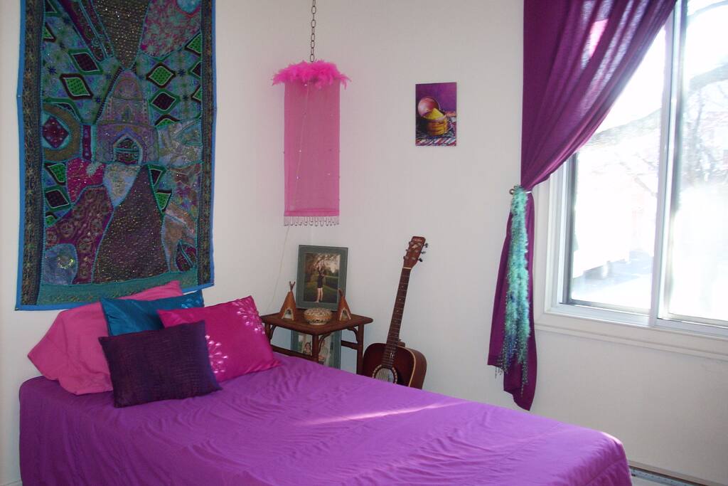 Chambre intime avec un lit.