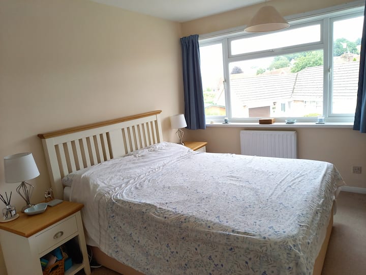Dormitorio principal con cama tamaño king.