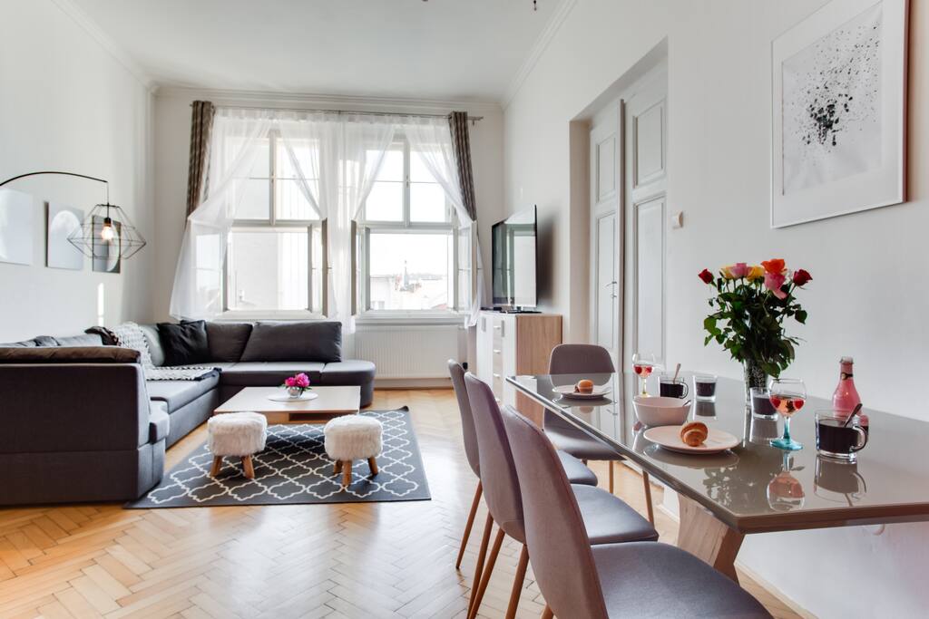 QUIET apartment in city center. Best services & PARKING!