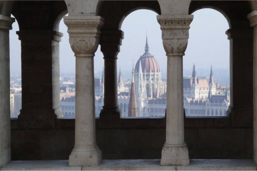 Parlament a Halász bástyáról. Minden nevezettessége Budapestnek könnyen és gyorsan elérhető az apartmanból. A Parlament 2 Metró megálló.