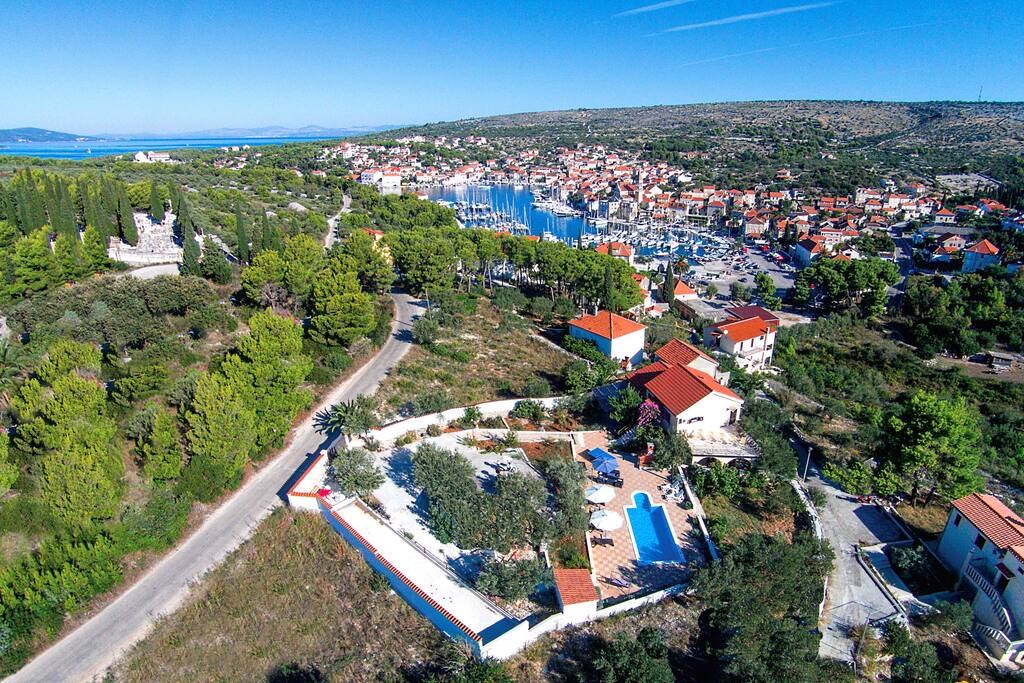 Great location - close to center of Milna and only few minutes from bus stop