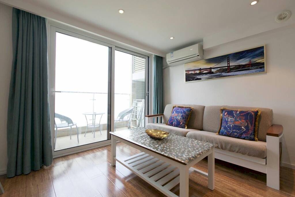 Chic living room with modern decor. 现代装饰风格的时尚客厅。