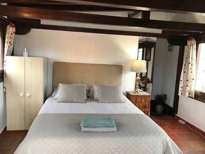 Ზემოთ საძინებელი ორადგილიანი საწოლით, რომელიც ულამაზეს კერძო ტერასას მიუყვება.