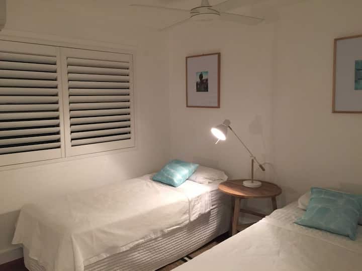 Segundo dormitorio (con ventilador de techo y aire acondicionado).