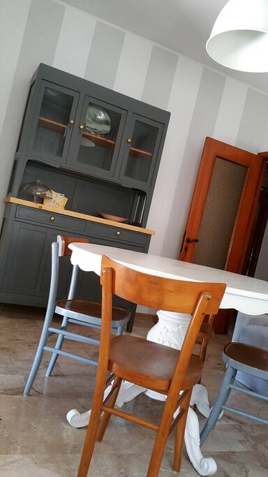 La sala da pranzo con i mobili in legno vintage appositamente recuperati per creare un luogo accogliente e pieno di stile, in linea con la nostra creatività.