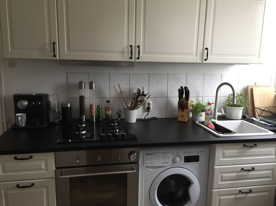 Küchenzeile, inklusive Waschtrockner und Gasofen (Kühlschrank nicht im Bild)