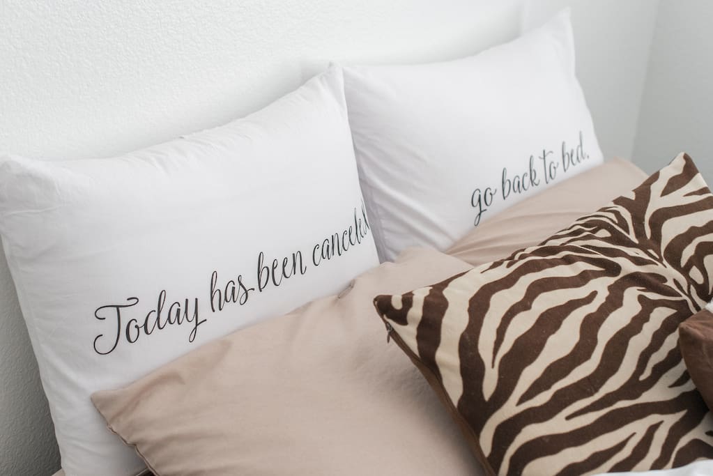 Guest Bedroom: Queen Bed, Wall Closet, Private Bathroom, & Wifi