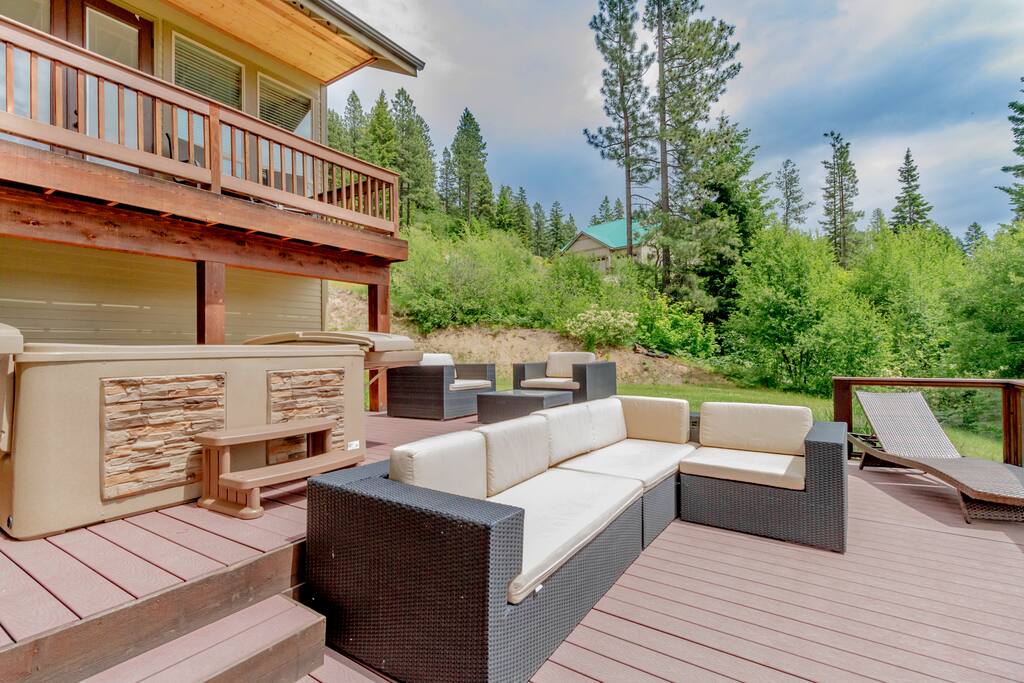 Sit back, relax, and enjoy a relaxing dip in the private hot tub!