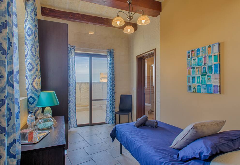 Tal-Bambinu - Turquoise Single Room with Private Bathroom and Terrace.