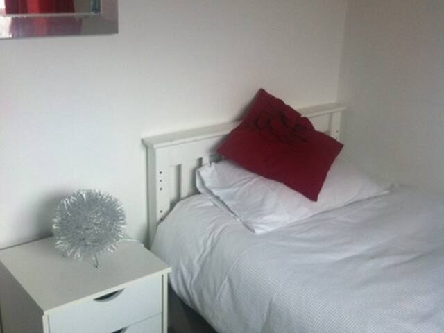 Single Room in Modern House in Leeds, W Yorks