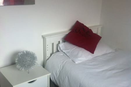 Single Room in Modern House in Leeds, W Yorks