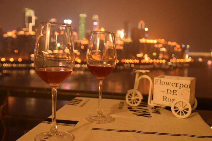 漫时光—Warm.解放碑江边的浪漫赏一线江景大床红酒屋，10分钟到洪崖洞朝天门