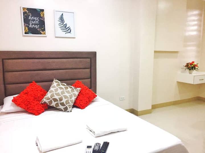 RedCorner Residences, Queen Room (With Balcony) Naga, Philippines