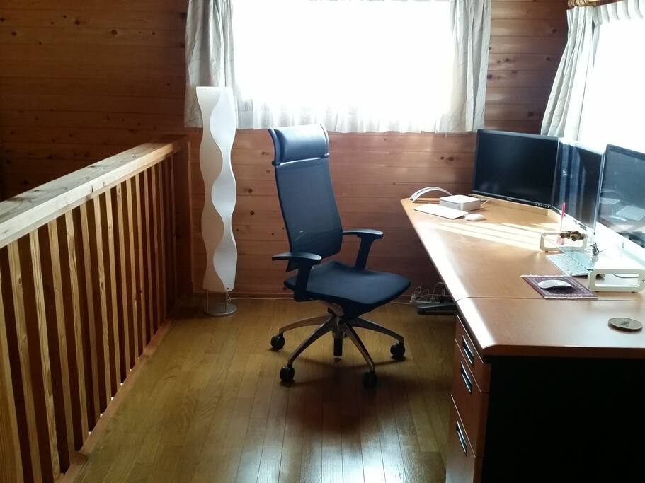 The upstairs desk space.
デスクスペース(二階)