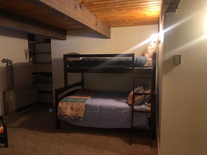 Dyshe mbi krevate të plotë. Në ambientin e përbashkët në katin e poshtëm