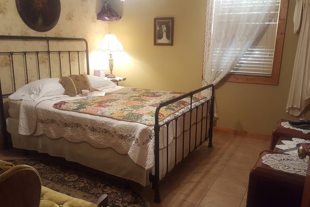 Dotties Room - 1st floor bedroom with Queen bed.
