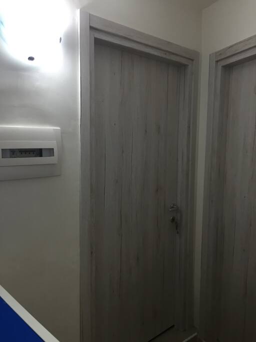 ingresso , dove si diramano i 2 appartamenti