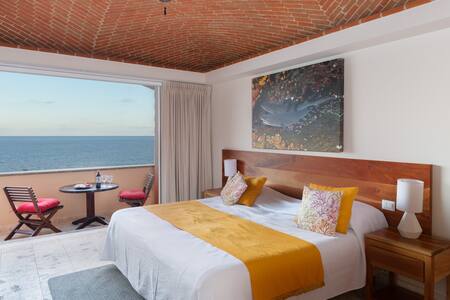 Ocean Front B (Suite -1 Bathroom -Sleeps 2)