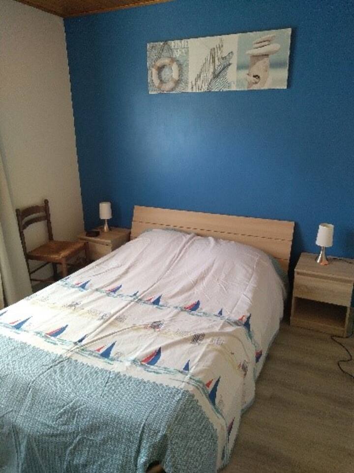 חדר עם מיטה זוגית אחת ומיטת קומתיים אחת 