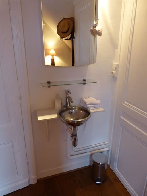 chaque chambre possède son petit lavabo