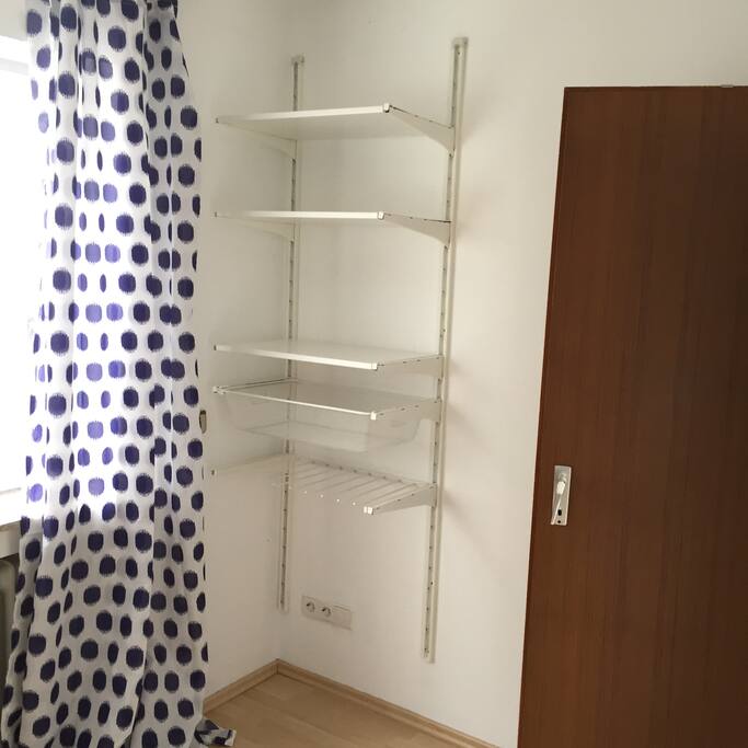 Zimmer mit Wäscheregal