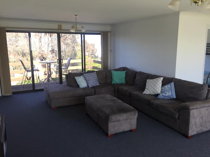 صالة في الطابق العلوي وشرفة تطل على الشاطئ