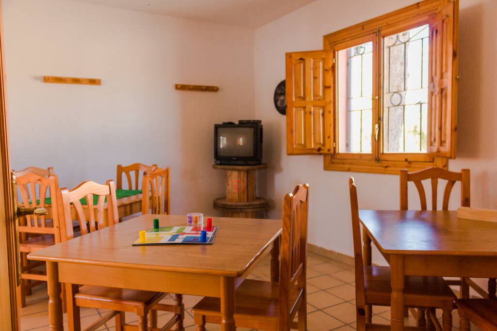 Sala de juegos y televisión