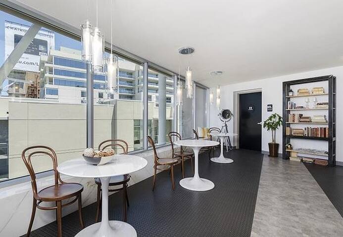 Resort Style Luxury Apartment – Amazing Location! gallery image 5