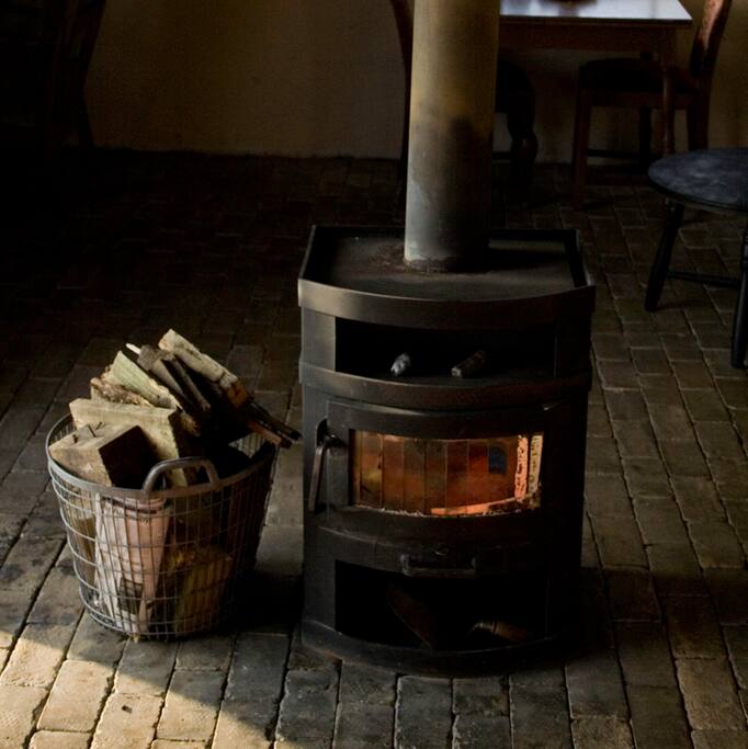 houtkachel. voldoende hout aanwezig.