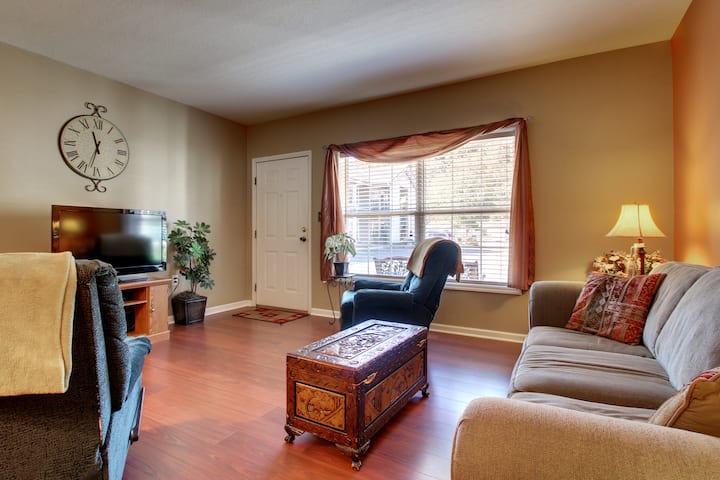 Cama Tamaño Rey; Wifi Privado; 1 Bloqueo A Parkway; Piscina - Pigeon Forge, TN