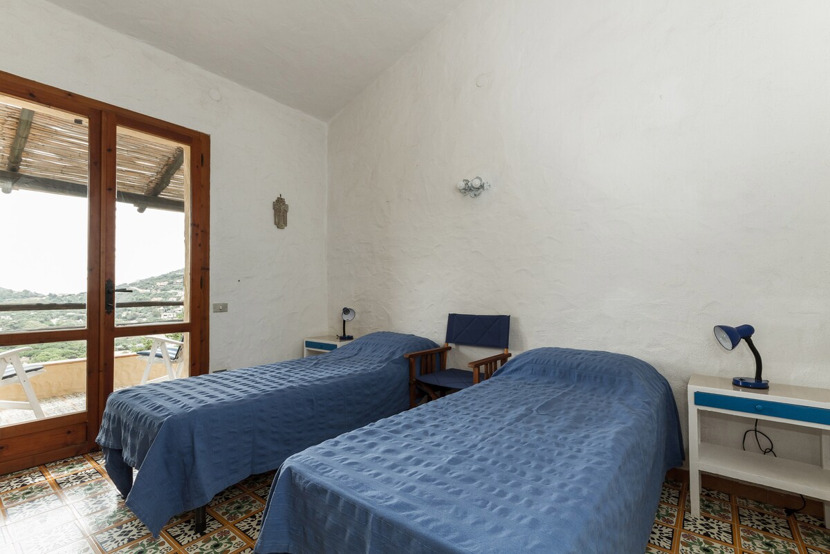 Tweepersoons-/tweepersoonskamer met balkon op de eerste verdieping