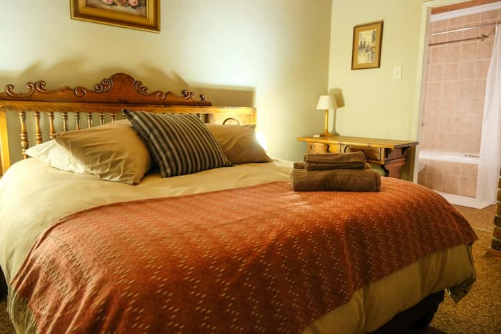 Cozy Double bed room with on-suite bathroom