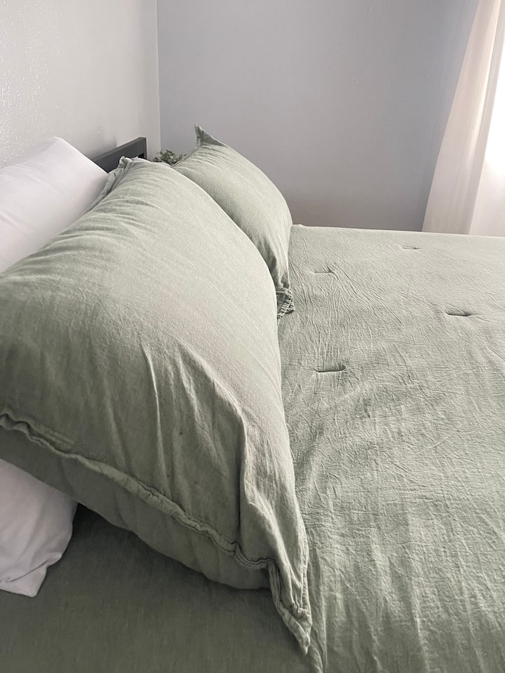 Dormitorio con cama king