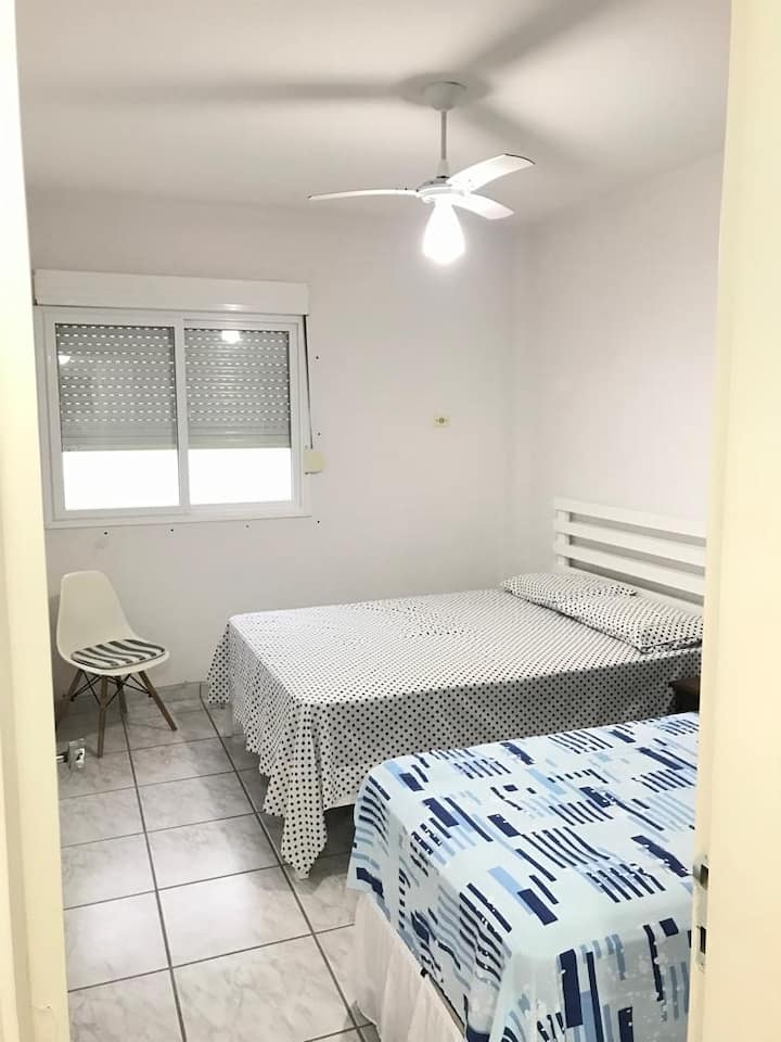 Spálňa II) s 1 manželskou posteľou a 1 samostatnou posteľou.  