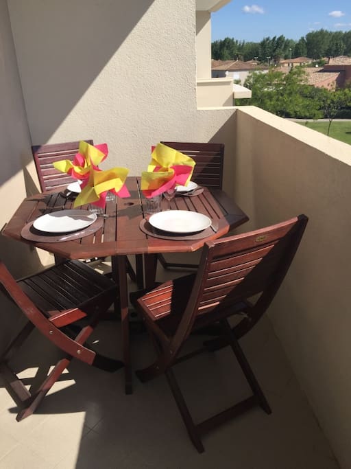 Balcon avec espace repas