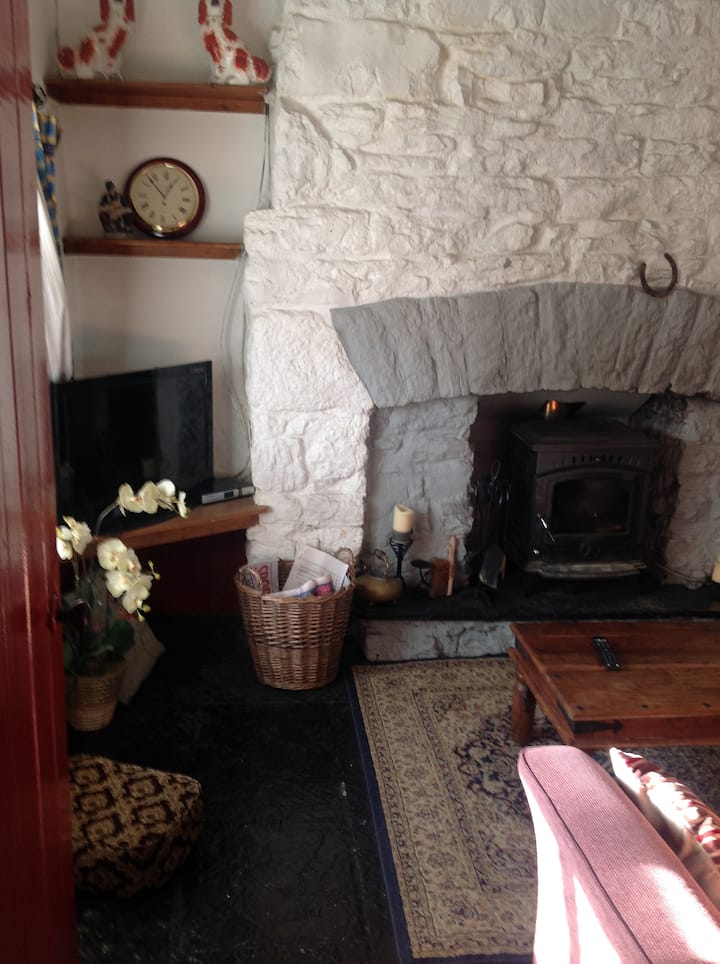 Дневната соба се наоѓа во оригиналната зграда. Градите на оџакот се оригинална варовничка карактеристика и во него се наоѓа дрвена колиба. Оваа соба е пријатна и привлечна и е навистина удобна за читање или гледање телевизија.