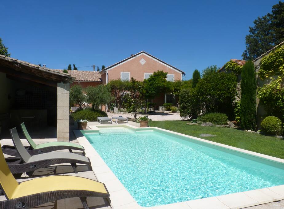 piscine de 9 mètres avec filtration au sel pour préserver les yeux du chlore