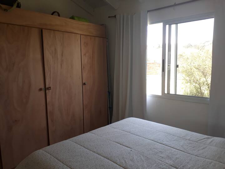 ห้องนอนพร้อมเตียงคู่และตู้เสื้อผ้า