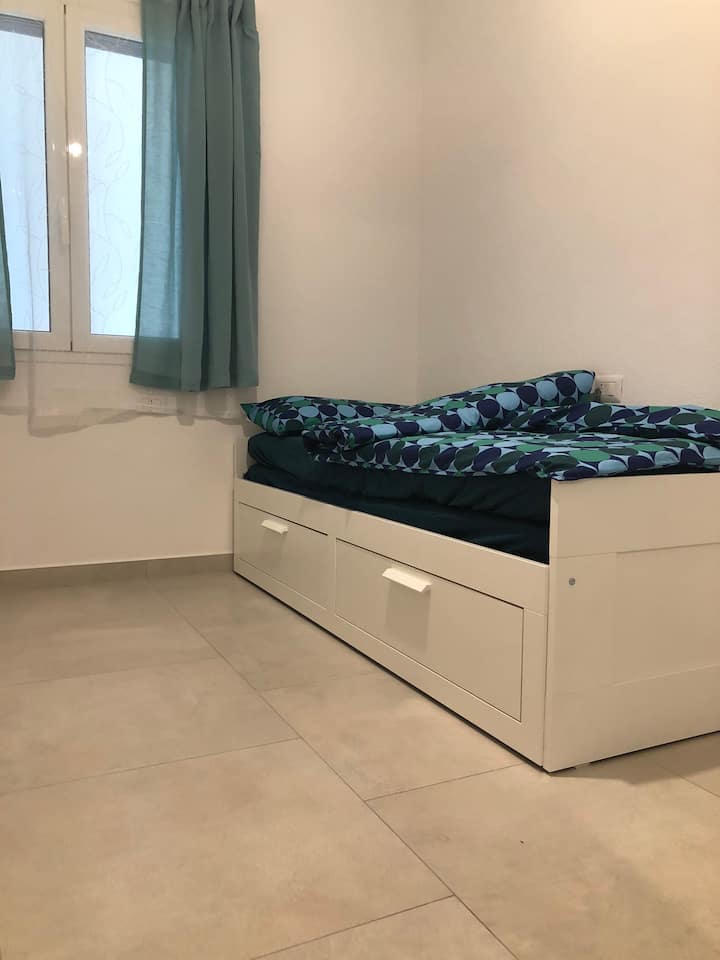 Sekundárna spálňa 1:
1 posteľ 90 cm alebo 180 cm
Posteľ je rozkladacia, zásuvky na posteľ s úložným priestorom.