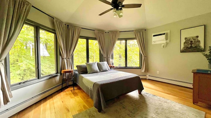 سرير بحجم كوين في غرفة النوم الرئيسية في الطابق الثاني