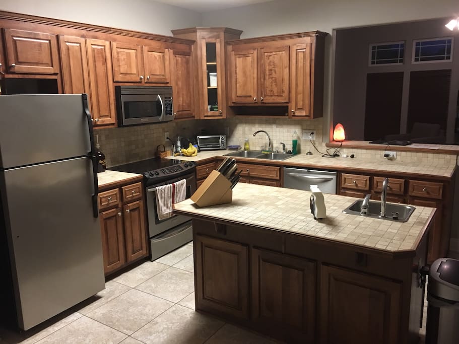 Big spacious, fully furnished kitchen