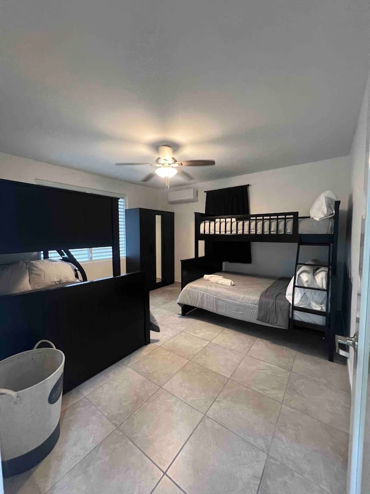 Camera da letto 2 
Piano terra 
Può ospitare 6 persone 
2 letti a castello completi - Doppia 
Aria condizionata Armadio 