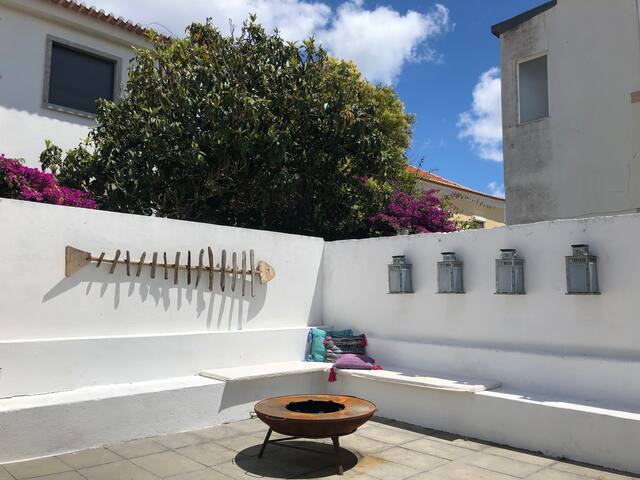 Aloha Beach House 8 Bedrooms in Parede Cascais gallery image 2