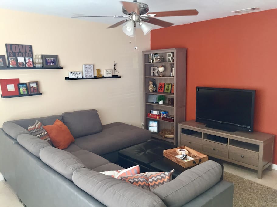 Living room (view 2)