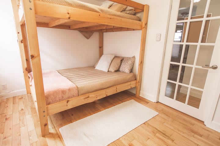 Пълни двуетажни легла. Изработена от масивна дървесина, подходяща за 4 - ма души безопасно. Чисто нови матраци от пяна.